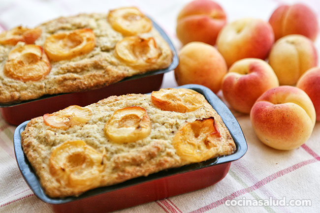 Bizcocho sin gluten, con harina de coco, albaricoques y stevia