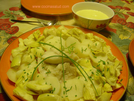 Ensalada de bacalao y patatas con salsa de anchoas