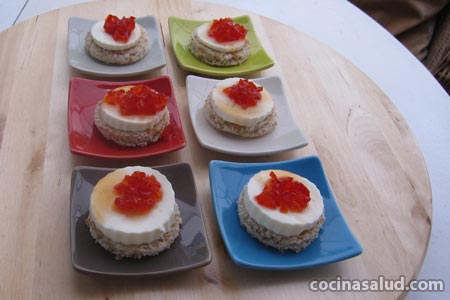 Canapés de queso y mermelada de pimientos rojos