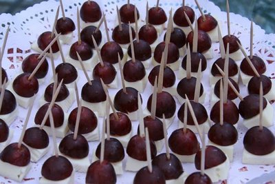 Pinchitos de queso y uva para aperitivos