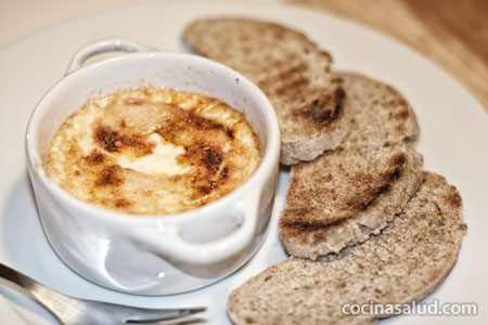 Crema de queso Parmesano con tostadas de pan integral