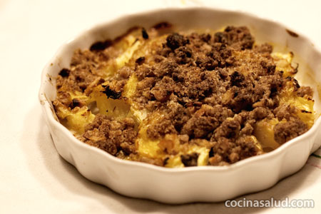 Crumble de plátanos, piña y mango