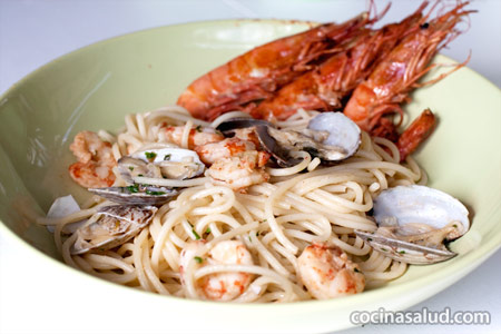 Espaghetis con almejas y gambas