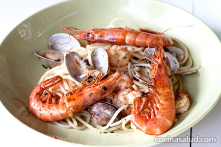 Espaghetis con almejas y gambas