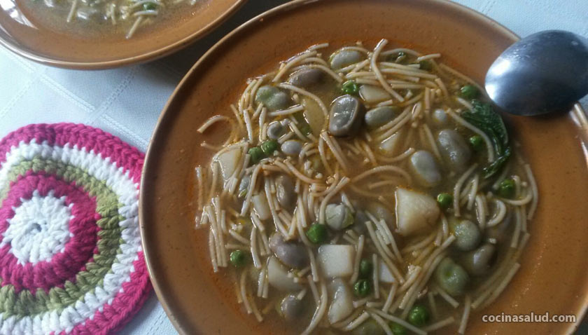 Receta de sopa de fideos con habas tiernas y guisantes