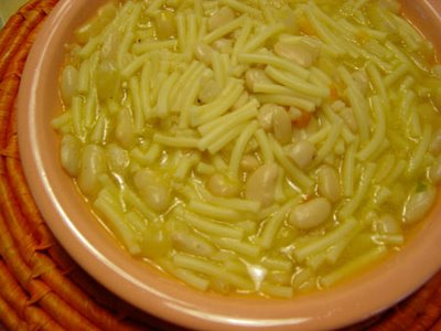 Sopa de fideos con judías