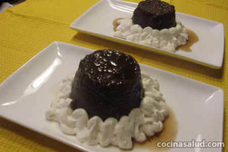 Receta de postre: Flan de chocolate con nata