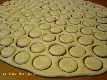 Dando forma de galletas a la masa