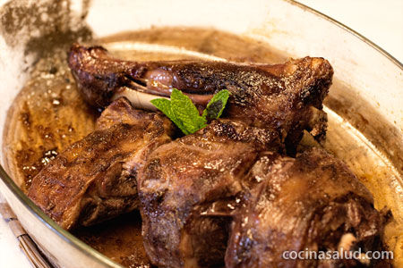 Paletilla de cordero al horno de leña