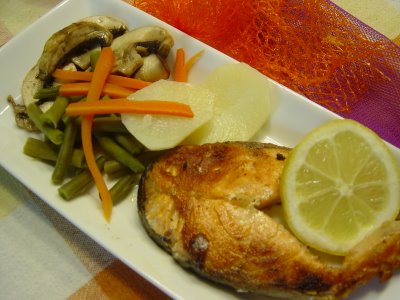 Salmon con guarnicion y salsa pimienta