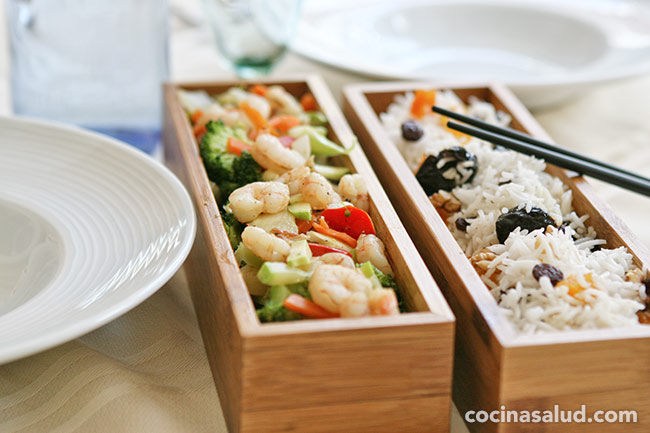 Salteado de verduras y gambas con arroz basmati