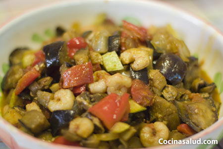 Salteado de verduras, gambas y curry