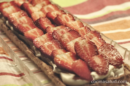 Receta de Tarta de queso, nata y fresas